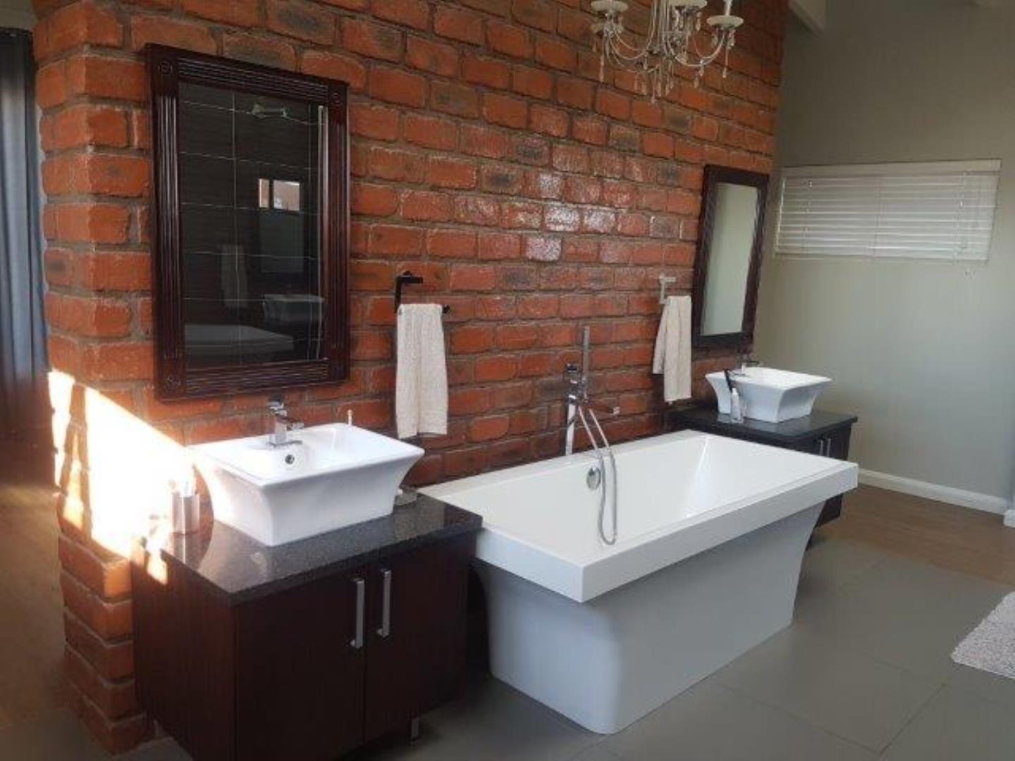 754376_MainBedroomBathroom.jpg