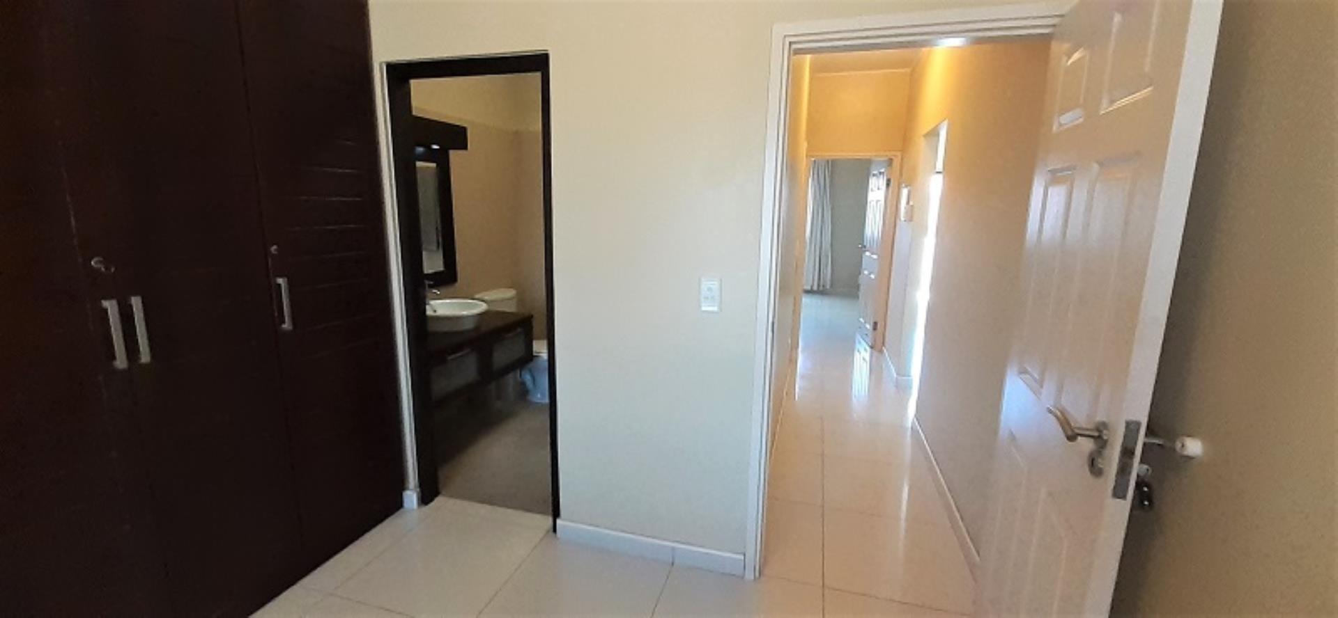 765704_Main_Bedroom_with_En-Suite_Bathroom_3.jpg
